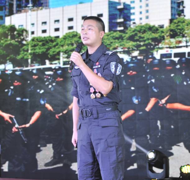 本期,警事君为您奉上特巡警支队演诵选手沈靖翔带来的主题演诵 奉献