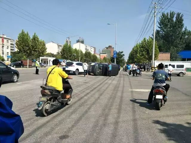 商丘珠江路附近再次发生一起严重车祸,其中一辆当场被撞侧翻