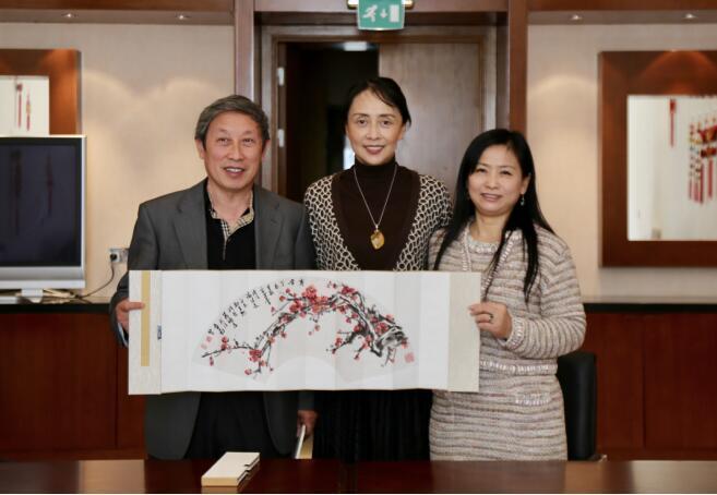 英国书画艺术研究院向李臣会长赠送国内著名画家卢葆桐国画"梅花"