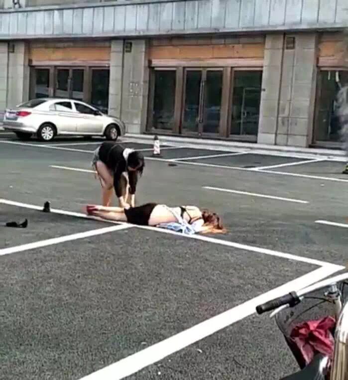 网友爆料:昨天(9月13日),江苏常州金坛汽车东站门口,两名女子大打