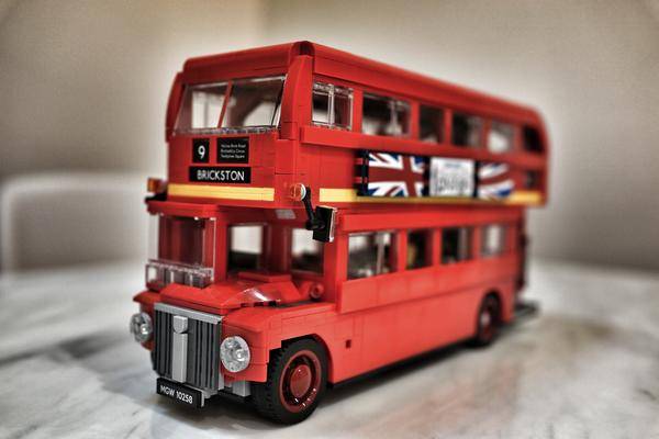 10258 诠释出伦敦红色双层巴士的轮廓与流线,体现出"未来公交车"的