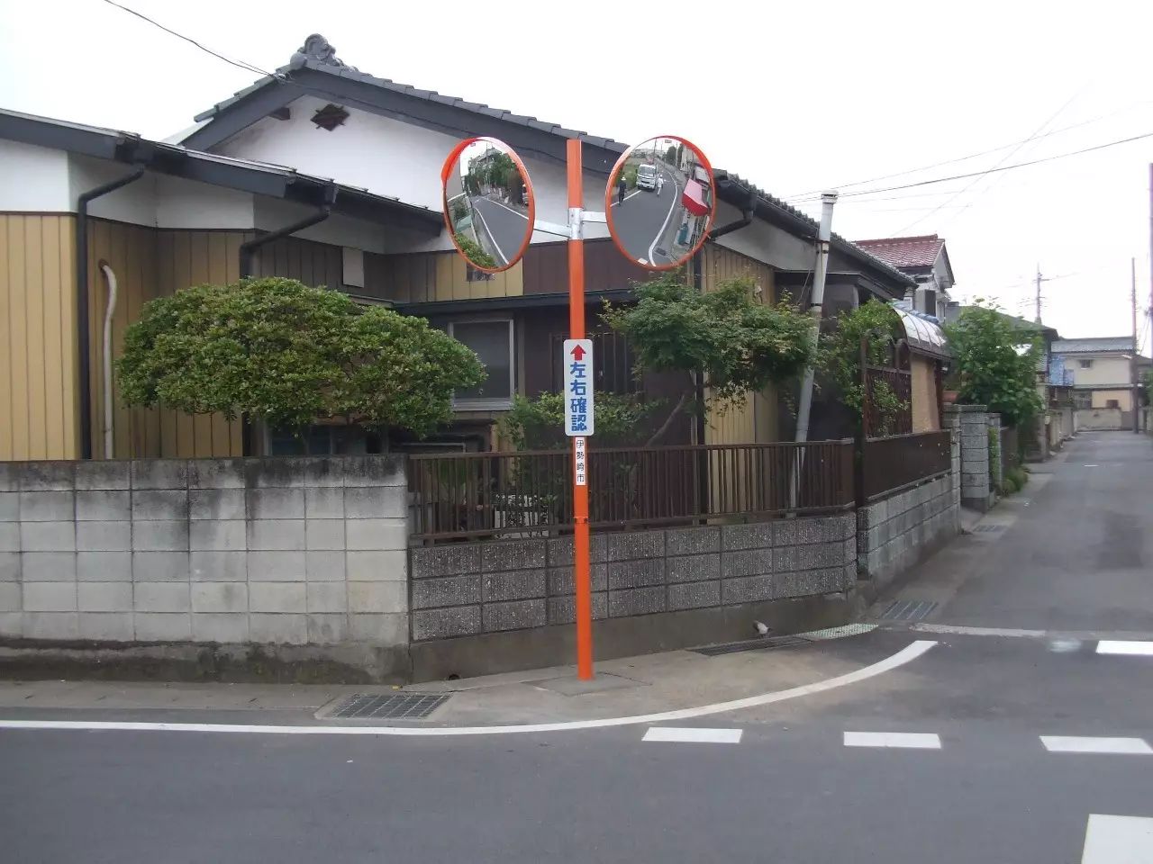 日本国土面积狭小,很多住宅区的道路弯弯绕绕,一般拐角处都安置了交通