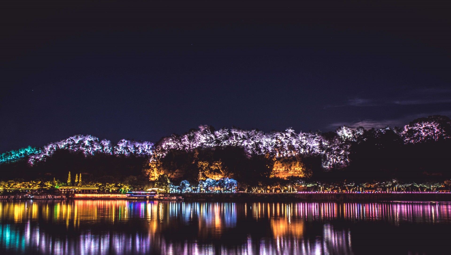 以及岷江东岸山体的美丽夜景 长江市场:可以欣赏到乐山岷江二桥,及