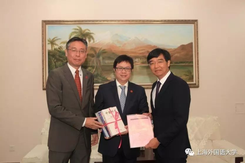 上外党委书记姜锋,校长李岩松,党委副书记王静,副校长周承与费胜潮副