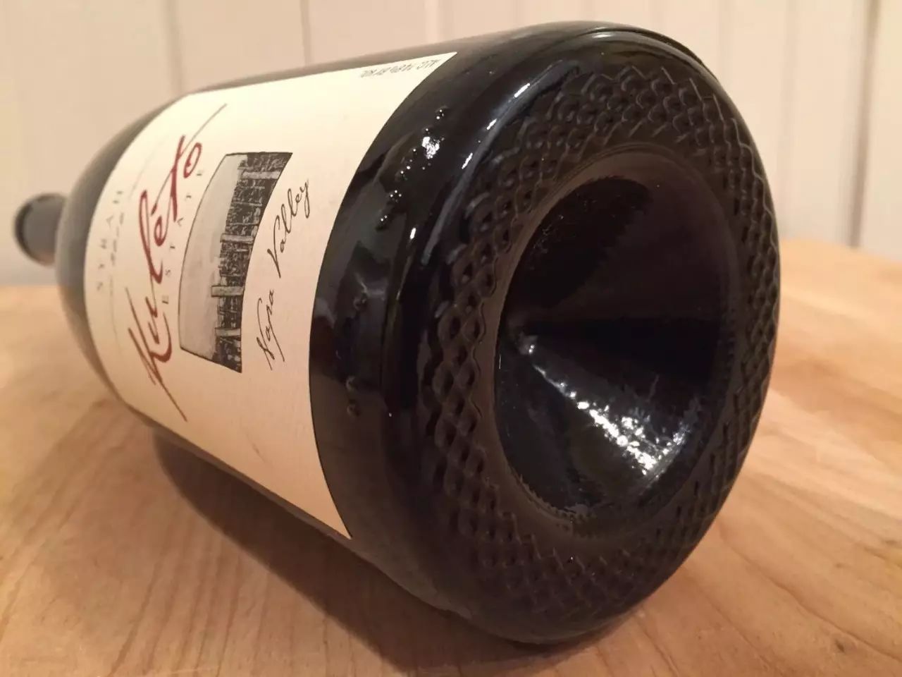 瓶底没有凹槽的是假酒?葡萄酒瓶底部为什么会