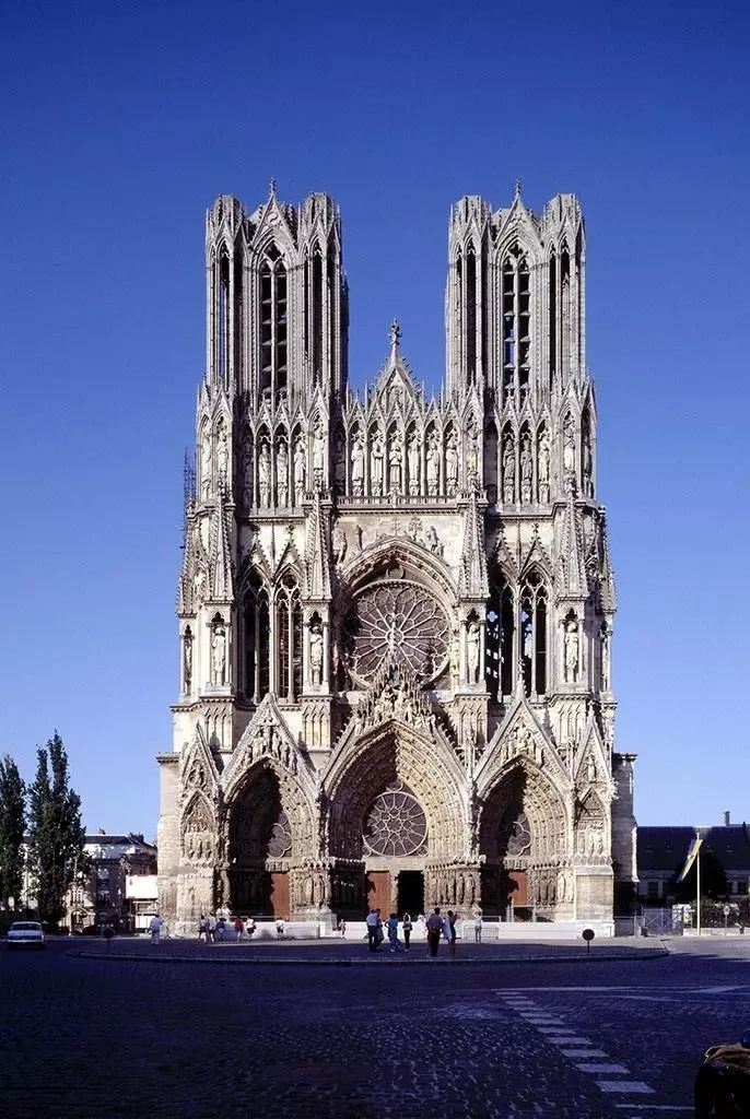 哥特式建筑的特点是尖塔高耸,在设计中利用十字拱,飞券,修长的立柱