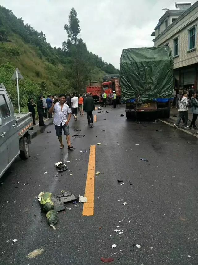 凉山会理发生特大交通事故:10多辆车受损严重 有