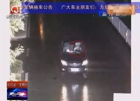 安庆夜晚街头监控抓拍画面令民警大吃一惊!1岁大婴儿"驾驶"轿车?