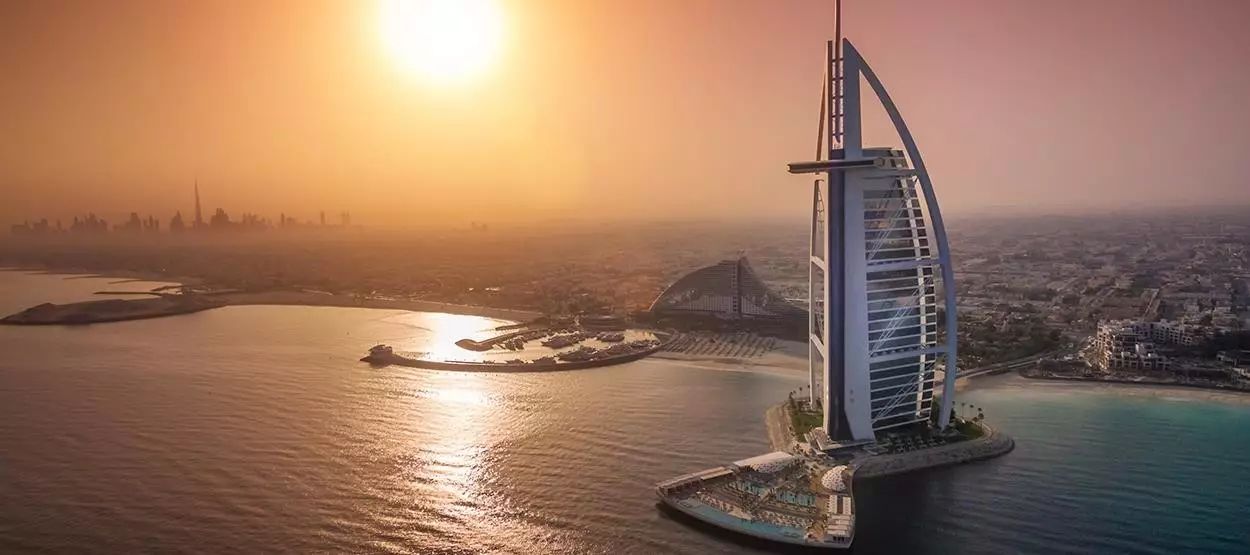 置身迪拜最具象征性的地标建筑内 迪拜卓美亚帆船酒店(burj al arab)