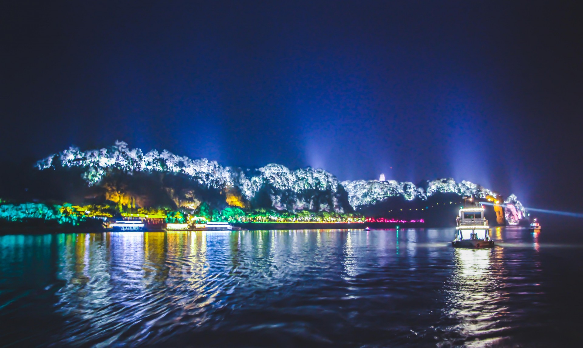 坐在游船上看乐山的夜景简直美到爆!