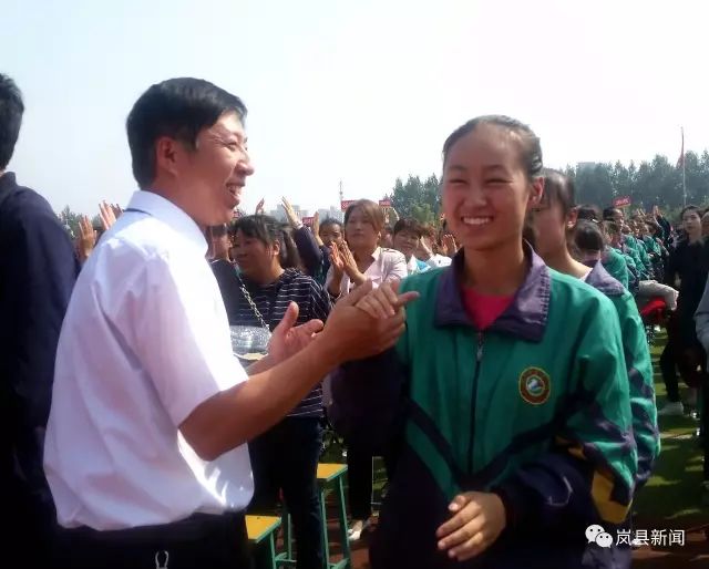 演讲之路岚县高级中学举行我的大学梦大型励志演讲