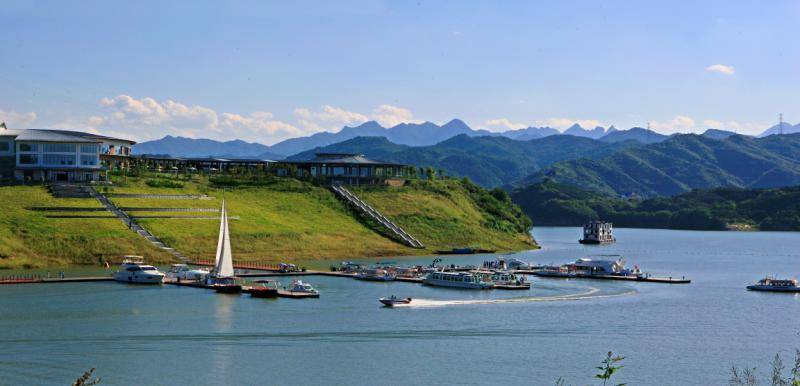 目前正全力开发建设武当太极湖国家级旅游度假区,内含游艇基地,水上