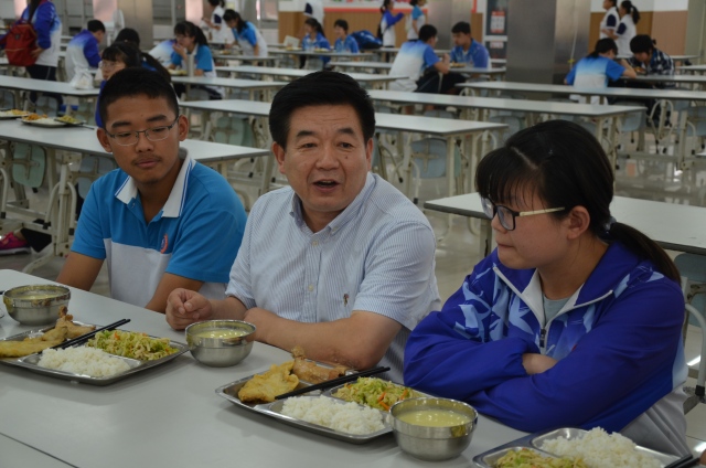 崂山一中"三问三解"推动新起点新跨越 | 校长"约饭"学生 开启"校长会