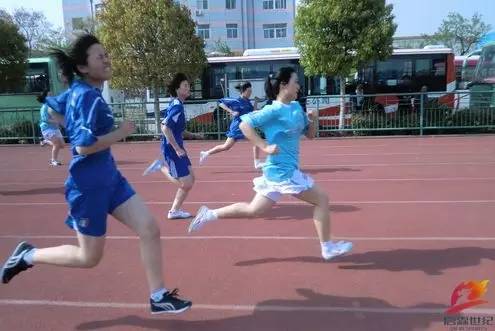 比如女生可将800米跑分成2段,每段400米.学山逃 正文