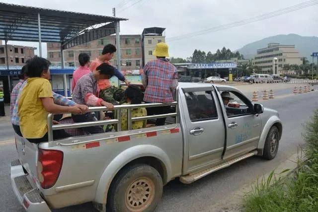 截停该皮卡车后,民警吓了一跳,核载5人的车辆竟载了14人,其后货箱挤了