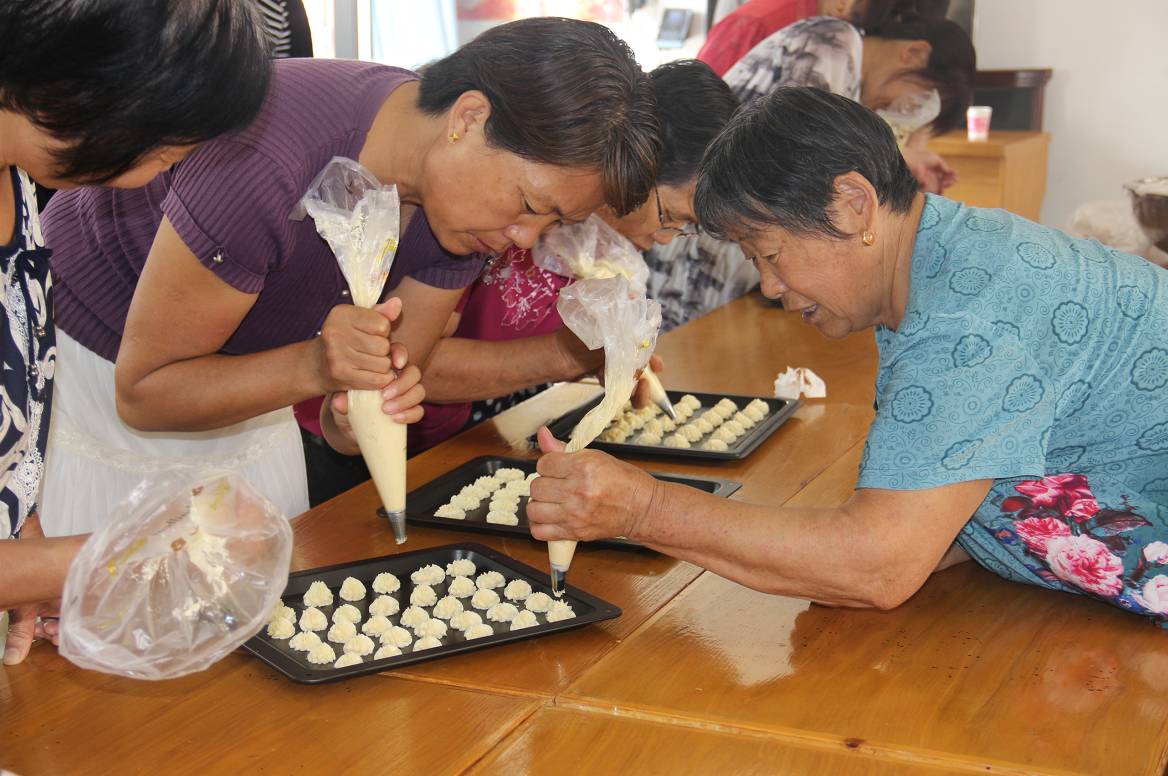 社区动态新兴社区为辖区居民开展面点培训活动