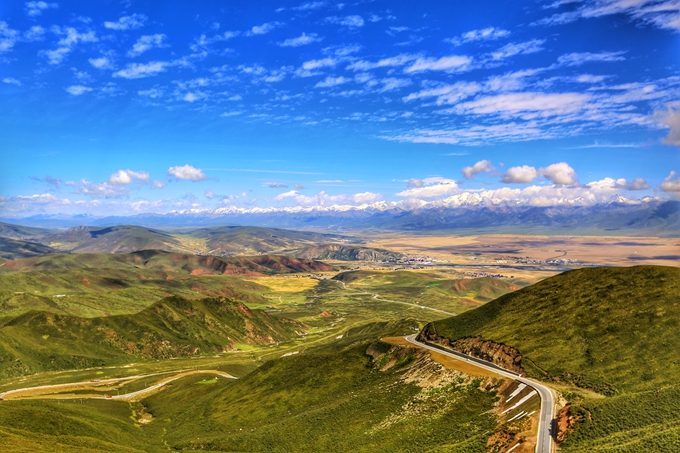 海拔3792米的达坂山公路隧道,位于雄伟的大坂山横亘在青海省省会西宁