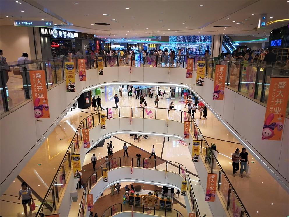 据说是重庆首个在购物中心内开设的知识分享空间,空中的四面屏幕比较