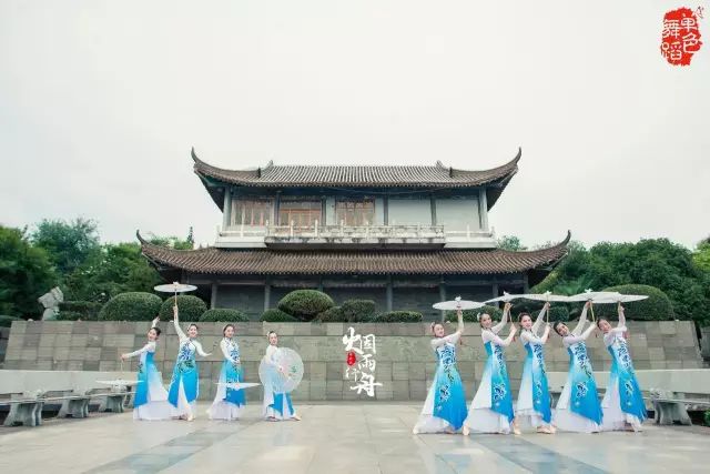 舞弄清姿,画风婉转…… 单色舞蹈陈欣悦老师原创舞蹈《烟雨行舟》 零