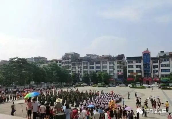 【本地】容县容州镇中心学校鼓号队参加送兵仪式