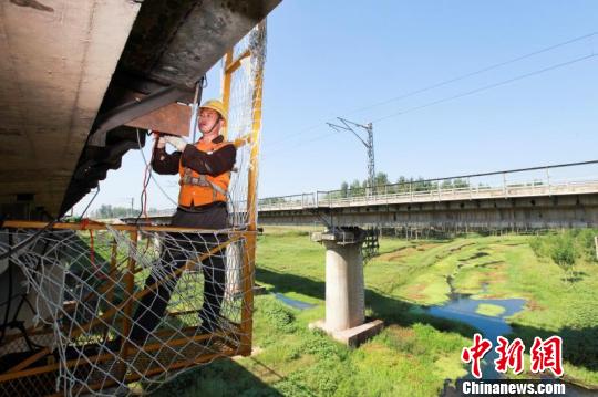 铁路桥梁维修工:悬在"半空"的"卫士"