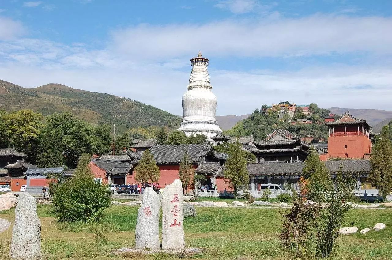 远山露庙宇,近寺藏高柏,浮光洒青院 高僧诵经来.