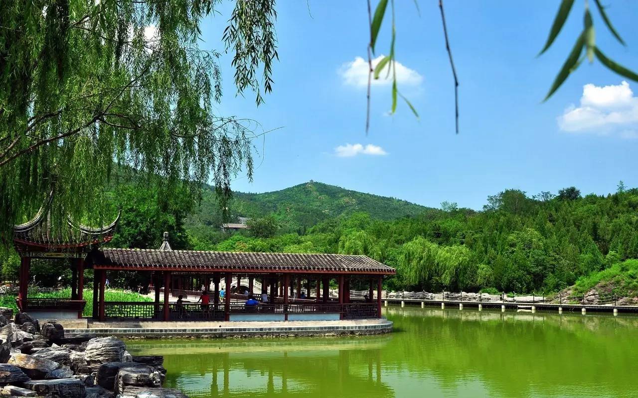 旅游 正文  北京北宫国家森林公园,位于北京市丰台区西北部山区,距