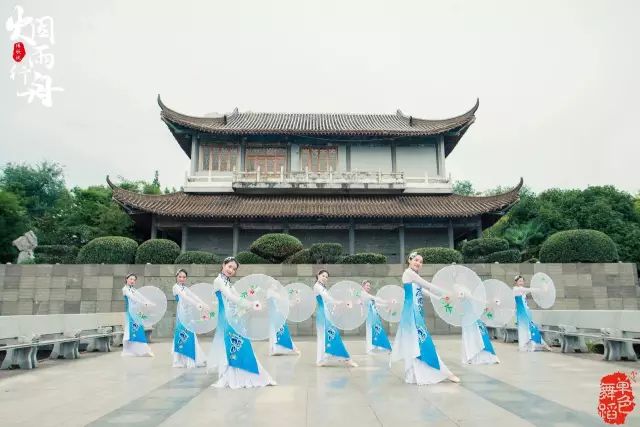 古典舞《烟雨行舟》看尽江南女子的缱绻怡然