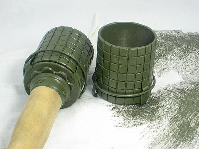 德国m24型柄式手榴弹-扔出去能砸断腿的铁疙瘩"威力相当于核弹"