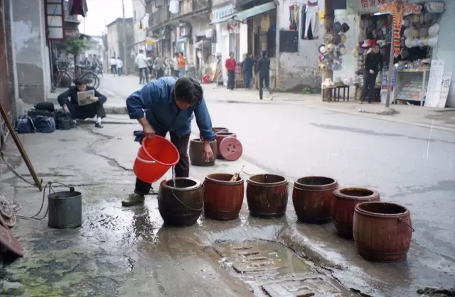 旧时杭州的老房子,没有独立的卫生间,家家户户都用马子(杭州人管马桶