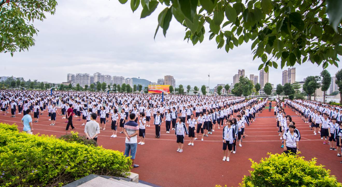 签约仪式现场龙岩北京大学附属学校校长黄伟成先生,福建东盛集团