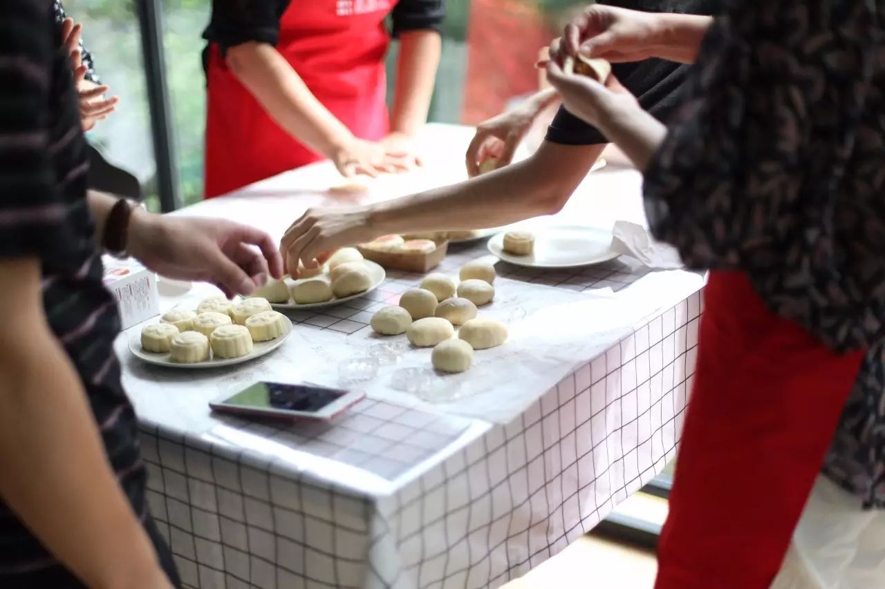 月饼的老师傅姓沈是老板专门从新市请来的沈师傅之前在新市食品厂工作