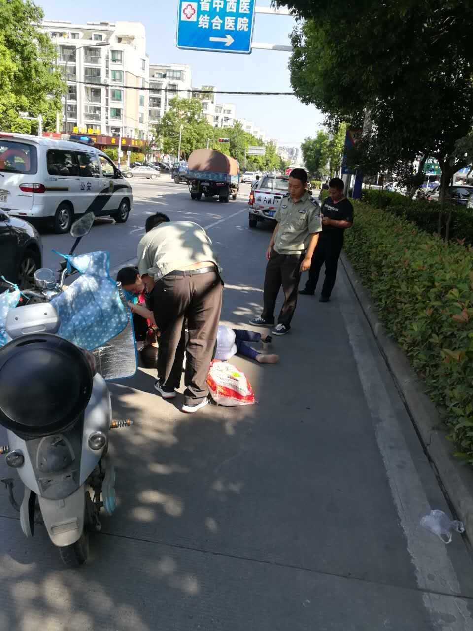 老太被撞倒地 城管路边救人