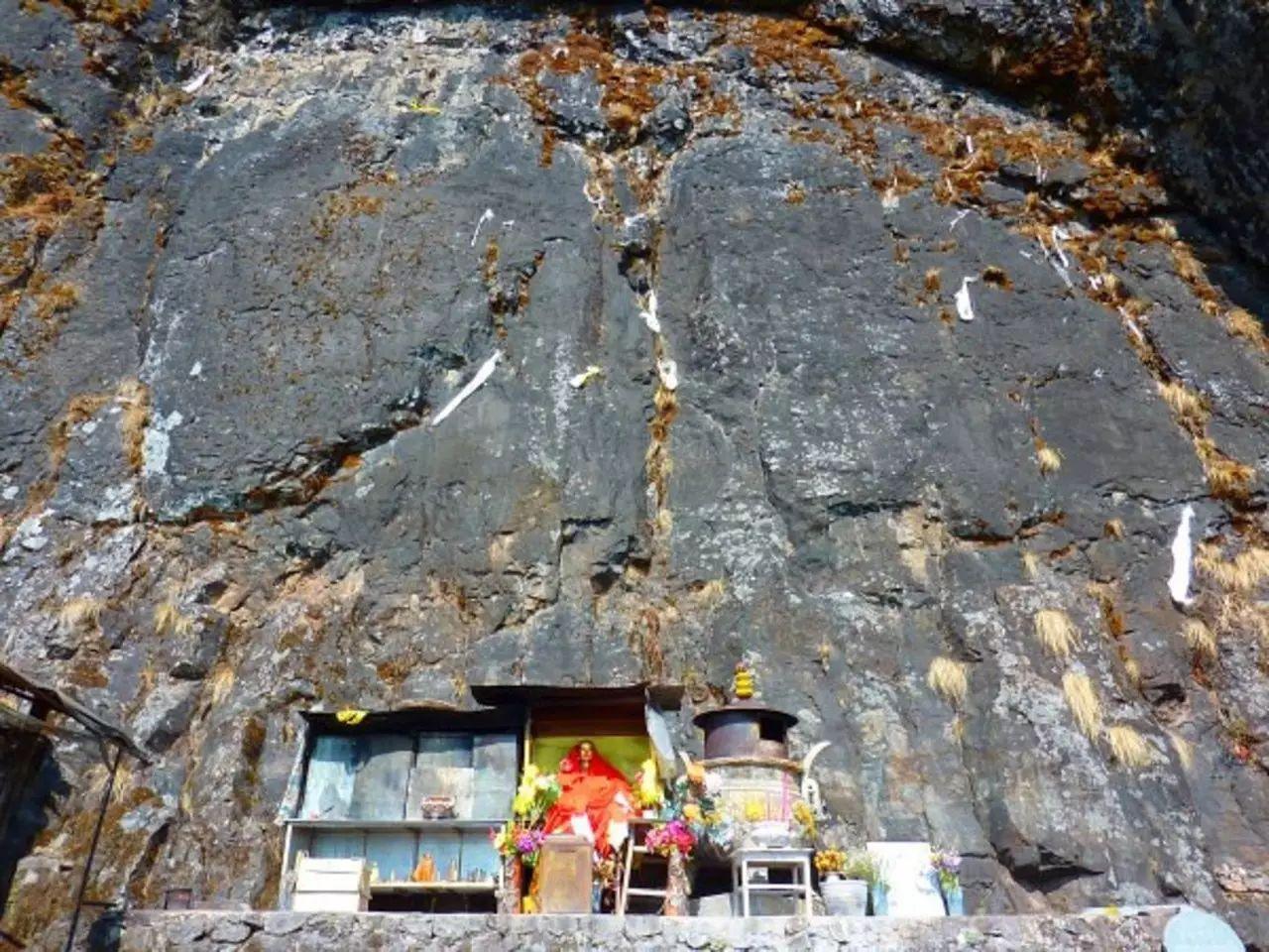 从金顶寺出来,我们来到第二个景点华首门,华首门是游览鸡足山不能错过