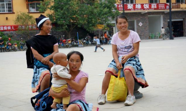 瑶族女人内衣_白裤瑶族女人(2)