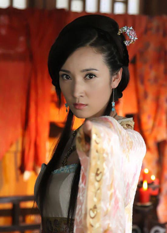 除了古装剧丽人的塑造外,王妍苏也演过不少时装剧和类型剧,好比抗战