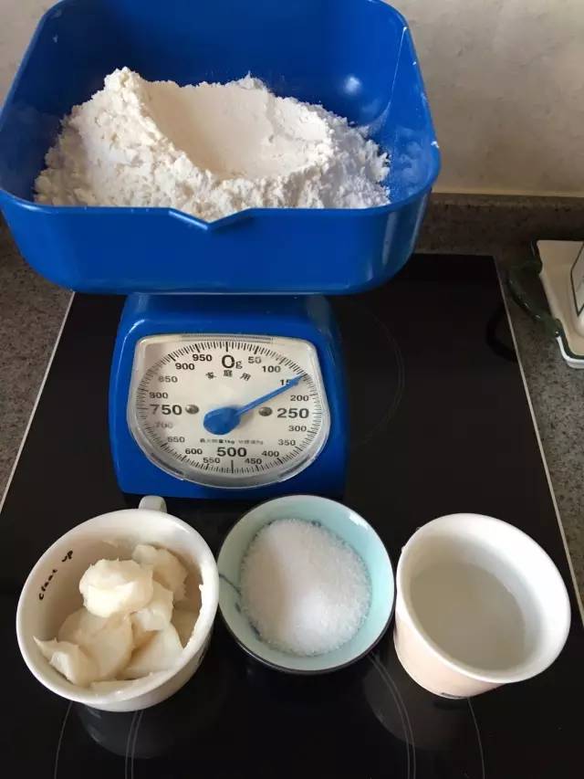 猪油60g,砂糖25g,水45g,中筋粉150g,混合,揉成光滑的面团食谱配方(12