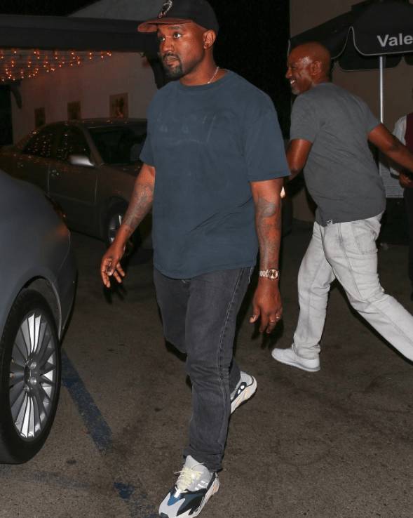 kanye west本周穿着的是adidas yeezy wave runner 700.