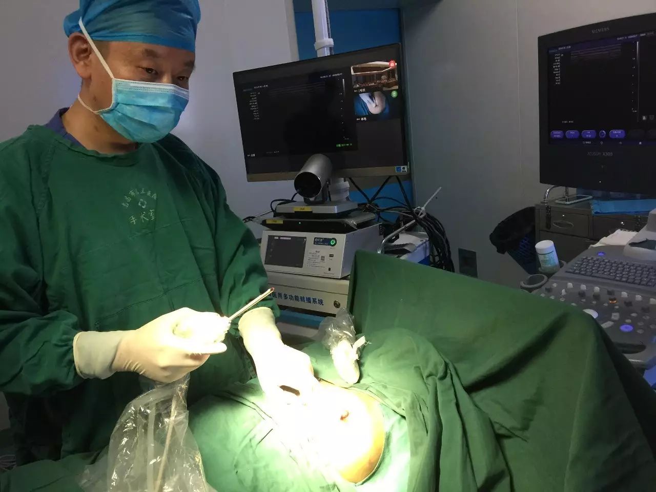 手术是由乳腺一科副主任医师陈军主刀完成的超声引导下的微创旋切手术