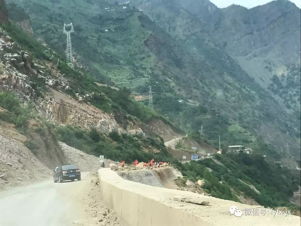 太阳像火一样,让人想起长征歌曲:横断山,路难行,天如火来水似银.