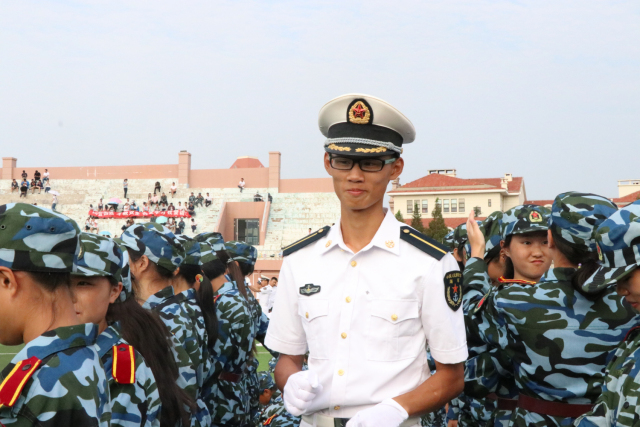 也是喜与泪水交织的一天 早晨,我们乘车来到崂山校区 小马教官还在与