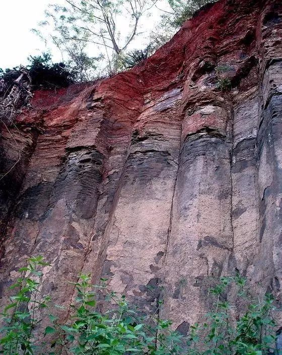火山群中西尖山,莫里青山,大孤山的山体由柱状节理发育的玄武岩石柱