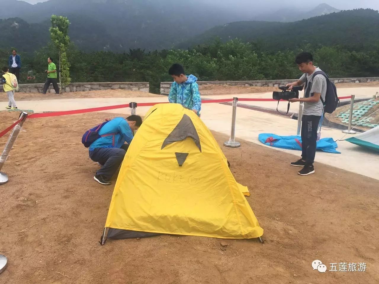 来自全国各省市的千余名专业运动员和登山爱好者齐聚于此,同享此次