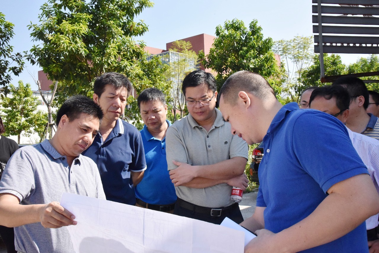 许舜举一行先后实地察看了高新区实验小学,闽江师专二期,高新大道南段