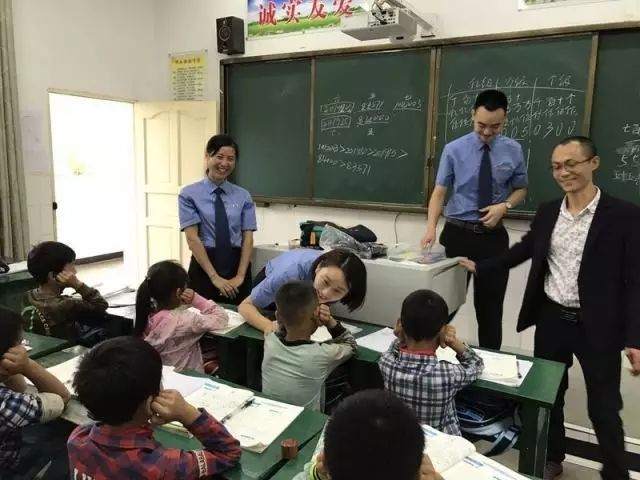 三个蓝胖子来到筠连双腾镇云胜小学竟然真的实现了很多同学的愿望