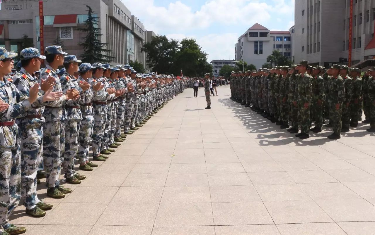 全体师生向承训部队全体教官致敬,欢送教官在全场师生热烈的掌声中