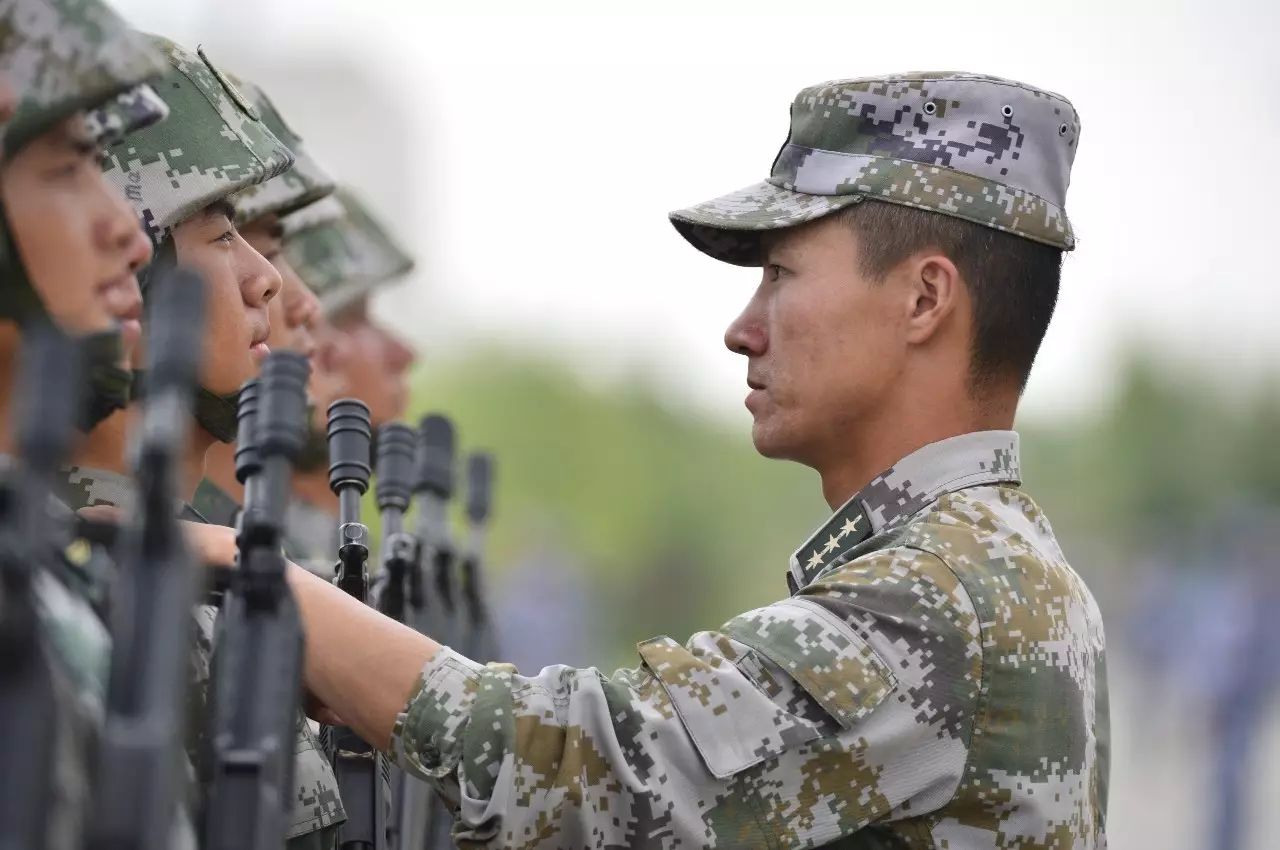 田宝亮爱好创新,所带连队年轻大学生士兵多,他就领着大家摸索如何