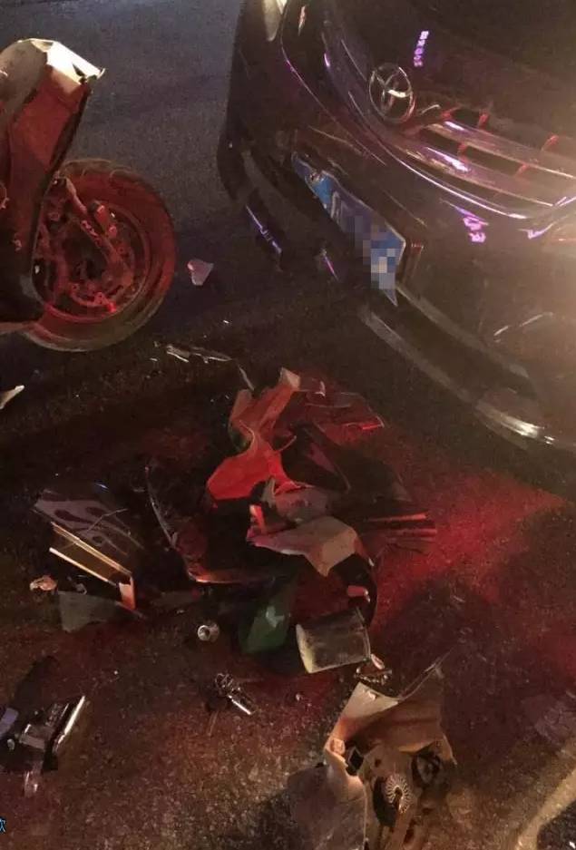 据网友爆料:昨天晚上10点左右,吉隆东洲路口附近发生交通事故,一辆