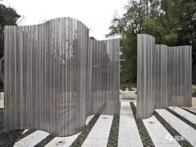 不锈钢也可以做景墙,设计师将不锈钢变成各种形状,奇妙的反应出现了