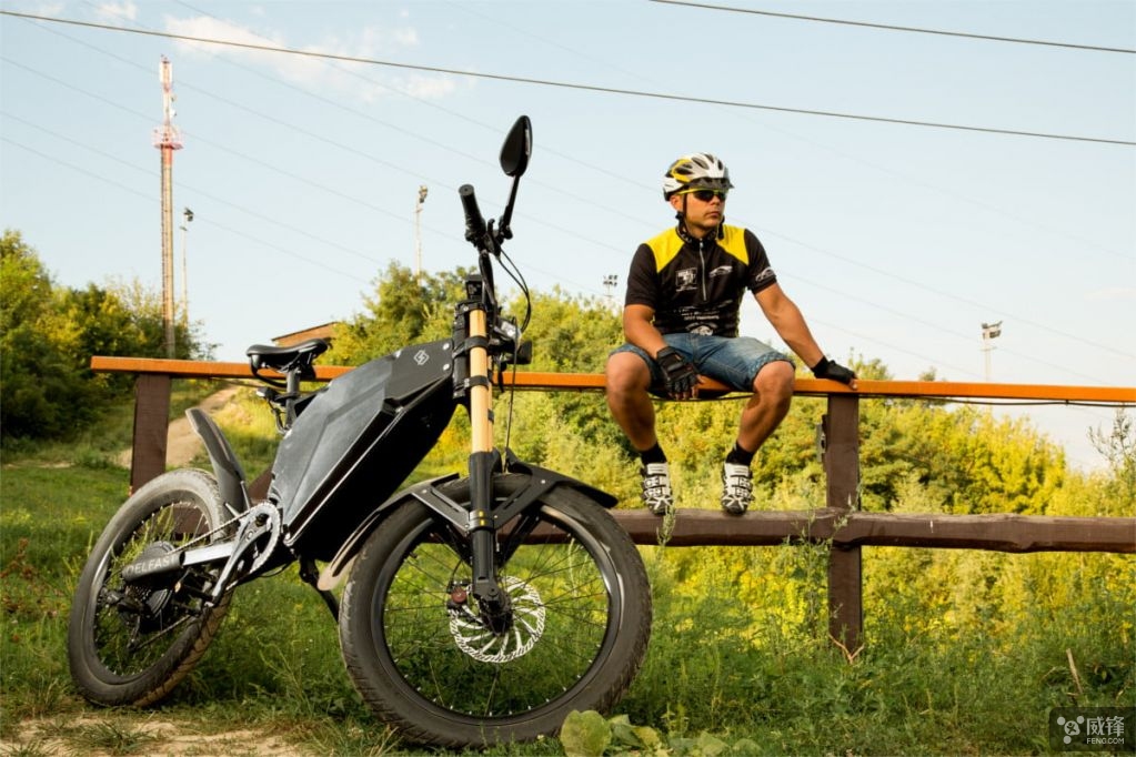 这款电动自行车续航达380公里 可给手机充电